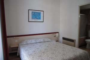 Postel nebo postele na pokoji v ubytování Hôtel Royal