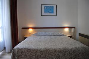 Postel nebo postele na pokoji v ubytování Hôtel Royal