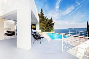 Bazén v ubytovaní Villa V - private pool, special location & surroundings alebo v jeho blízkosti