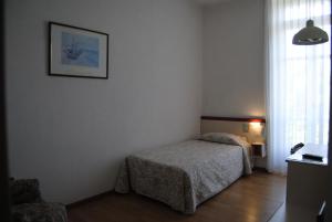 Postel nebo postele na pokoji v ubytování Hôtel Royal
