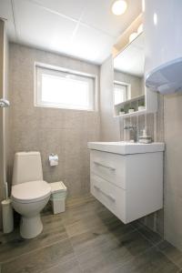 La salle de bains est pourvue de toilettes, d'un lavabo et d'une fenêtre. dans l'établissement Sunpark Apartment, à Sandanski