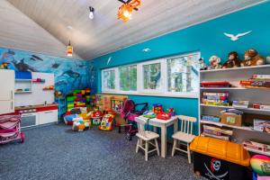 - une chambre pour enfants avec des murs bleus, une table et des chaises dans l'établissement Pokoje gościnne Żaczek, à Dębki