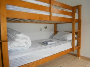 two bunk beds with a book on the bottom bunk at Otter Bunkhouse in Cairisiadar
