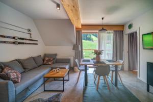 salon z kanapą i stołem w obiekcie VIP Apartamenty Mountain Nosal w Zakopanem