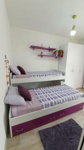 two bunk beds in a bedroom with a rug at Casa Cote in Chiessi