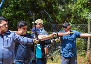 un grupo de hombres sosteniendo flechas en un campo en Las Montañas de Olmué Resort & Conference Center, en Olmué