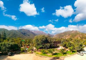 een uitzicht op een resort met bergen op de achtergrond bij Las Montañas de Olmué Resort & Conference Center in Olmué