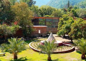 uma casa com um jardim em frente em Las Montañas de Olmué Resort & Conference Center em Olmué