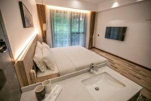 TV a/nebo společenská místnost v ubytování National Forest Park(Yangjiajie ) MINI Inn + 37 fotografií