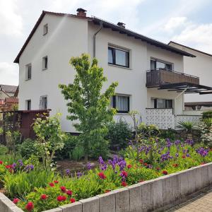 una casa con un jardín delante de ella en urige gemütliche Ferienwohnung 64 m2 in Dielheim, Nähe Heidelberg, en Dielheim