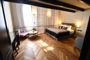 Postel nebo postele na pokoji v ubytování Jaffo Tel-Aviv King Gallery Boutique Hotel