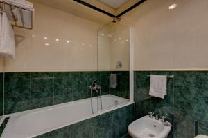 Ein Badezimmer in der Unterkunft iH Hotels Roma Cicerone