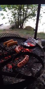 2 saucisses et hot-dogs sur un grill dans l'établissement Hyvölän Mökit, à Ähtäri