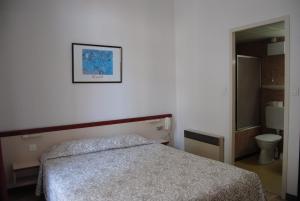 Postel nebo postele na pokoji v ubytování Hôtel Royal