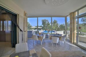 a dining room with a table and chairs at Terra dei Sogni in Torre Lapillo