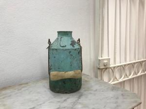 un jarrón verde sentado sobre una mesa en Casa da Muralha Cerveira, en Vila Nova de Cerveira