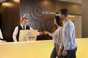Zona de hol sau recepție la Hotel Cercano