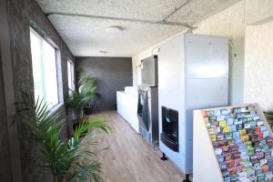 eine Küche mit einem Kühlschrank und einige Pflanzen in einem Zimmer in der Unterkunft Motel 6-Barstow, CA in Barstow