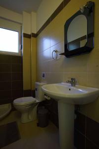 A bathroom at Villa Mimoza