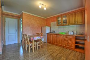 Kuchyňa alebo kuchynka v ubytovaní Domki w Smolniku z możliwością apiterapii
