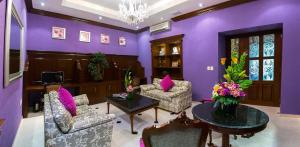 a living room filled with furniture and flowers at Hotel Plaza Colonial in Campeche