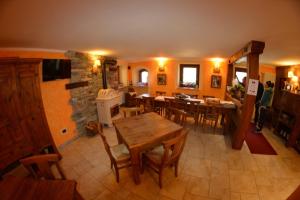 a living room with a wooden table and chairs at Clé du Paradis in Bionaz