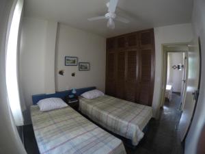 een slaapkamer met 2 bedden en een plafondventilator bij Cabo Frio próximo a Praia do Forte in Cabo Frio