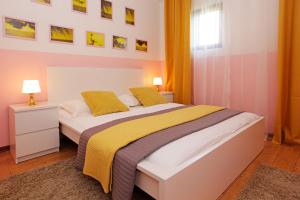 En eller flere senge i et værelse på Bol Apartment Bruna