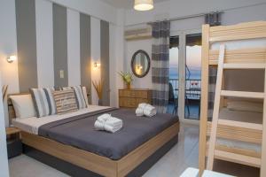 A bed or beds in a room at Sunset Apartments