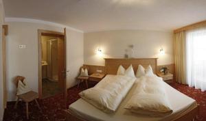 Postel nebo postele na pokoji v ubytování Landhaus Tirol