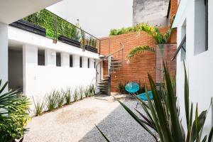 einen Innenhof eines Hauses mit einer Treppe und Pflanzen in der Unterkunft JUUB Colorful, Studio in New Polanco District (R1) in Mexiko-Stadt