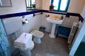 y baño con aseo y lavamanos. en Masseria Cata catascia, en Tortorella