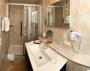 Koupelna v ubytování Hotel Nothwang + 20 fotografií