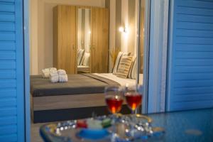 A bed or beds in a room at Sunset Apartments