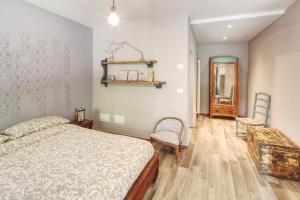 um quarto com uma cama e 2 cadeiras em Happy hill - appartamento Bambù-natura e relax em Santa Maria Rocca