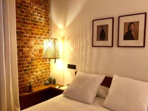 Postel nebo postele na pokoji v ubytování 13 suites