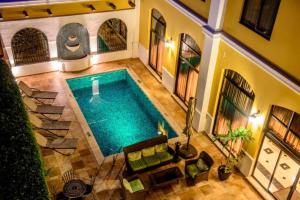 an overhead view of a swimming pool in a house at Hotel Plaza Campeche in Campeche