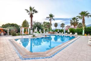 Bazén v ubytování Olympos Hotel - Adults Only nebo v jeho okolí