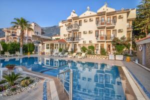 un hôtel avec une piscine en face d'un bâtiment dans l'établissement Olympos Hotel - Adults Only, à Ovacık