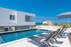 Bazén v ubytování Villa Adria 4 luxury apartment with a pool nebo v jeho okolí