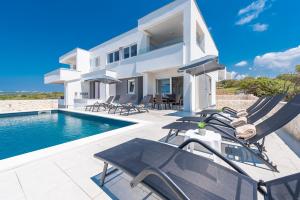 Bazén v ubytování Villa Adria 4 luxury apartment with a pool nebo v jeho okolí