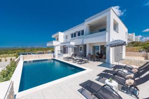 Bazén v ubytování Villa Adria 4 luxury apartment with a pool nebo v jeho okolí