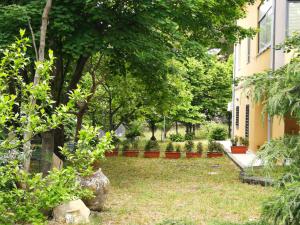 um jardim com árvores e plantas num edifício em Serra Pizzuta House em Nicolosi
