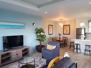 TV a/nebo společenská místnost v ubytování Ocean Crest Villas
