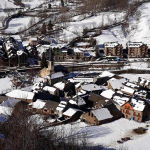 an aerial view of a village covered in snow at Acogedora casita en el Pallars in Isil