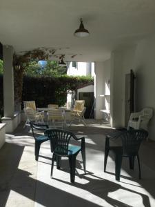 un patio con sedie, tavolo e sedie di Villa Poveromo a Massa