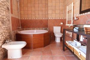 Ein Badezimmer in der Unterkunft El Molí de Pontons suites con jacuzzi spa