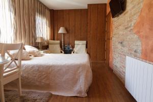 Ein Bett oder Betten in einem Zimmer der Unterkunft El Molí de Pontons suites con jacuzzi spa