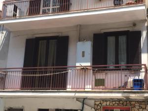 un edificio con balcone con persiane nere di L'APPARTAMENTINO DIAMOND a Frosinone