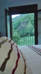 a bedroom with a bed with a view of a mountain at Apartamento Laera in Villanova